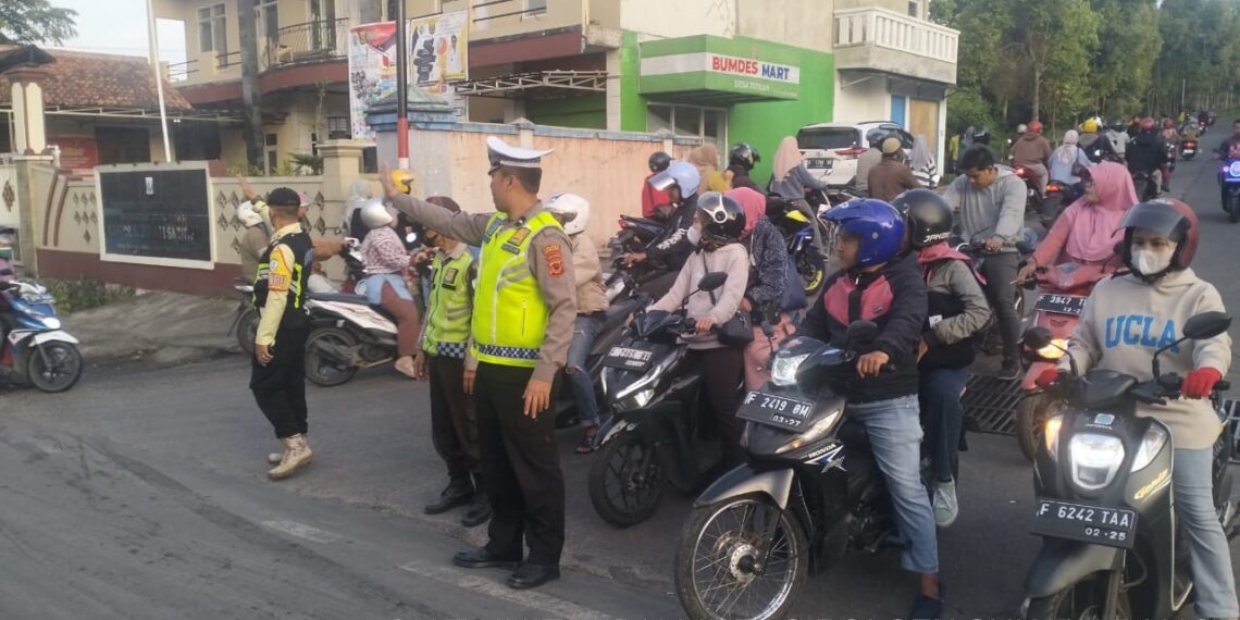 Unit Lantas Polsek Sukalarang Laksanakan Gatur Lalu Lintas Saat Jam Masuk Karyawan