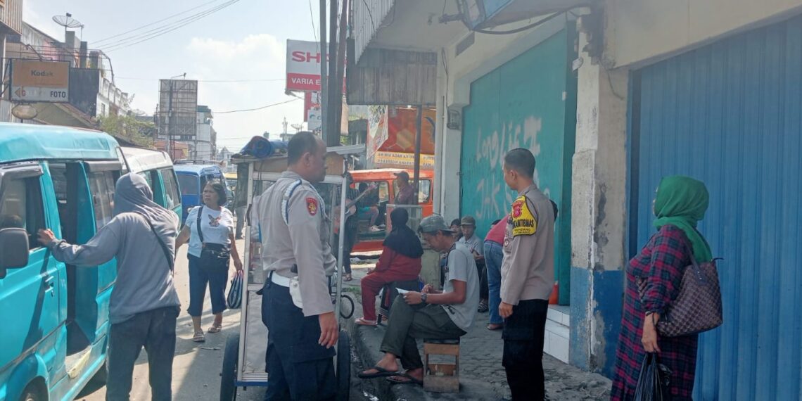 Kapolsek Citamiang Patroli Dialogis dan Sambangi Warga