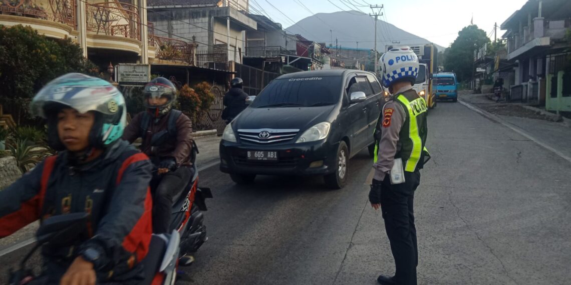 Unit Lantas Polsek Sukalarang Atur Lalu Lintas di Lokasi Perbaikan Jalan Coran