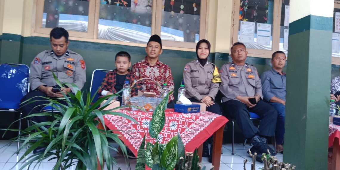 Bhabinkamtibmas Polwan Hadiri Acara Perpisahan Kelas VI SDN Warudoyong