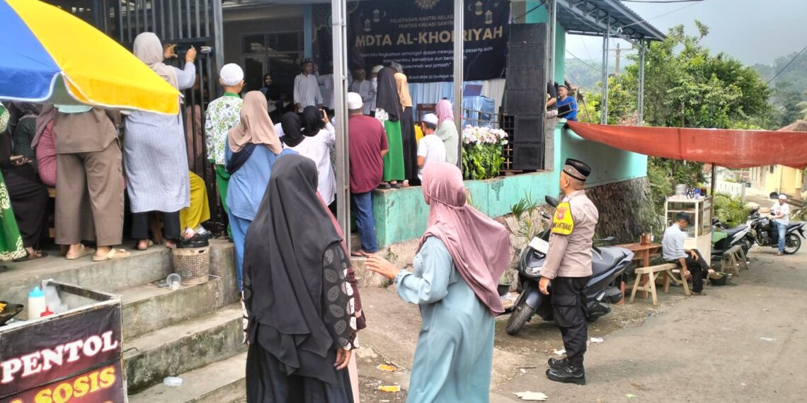 Bhabinkamtibmas Polsek Cireunghas Hadir Pada Acara Perpisahan dan Kenaikan Kelas