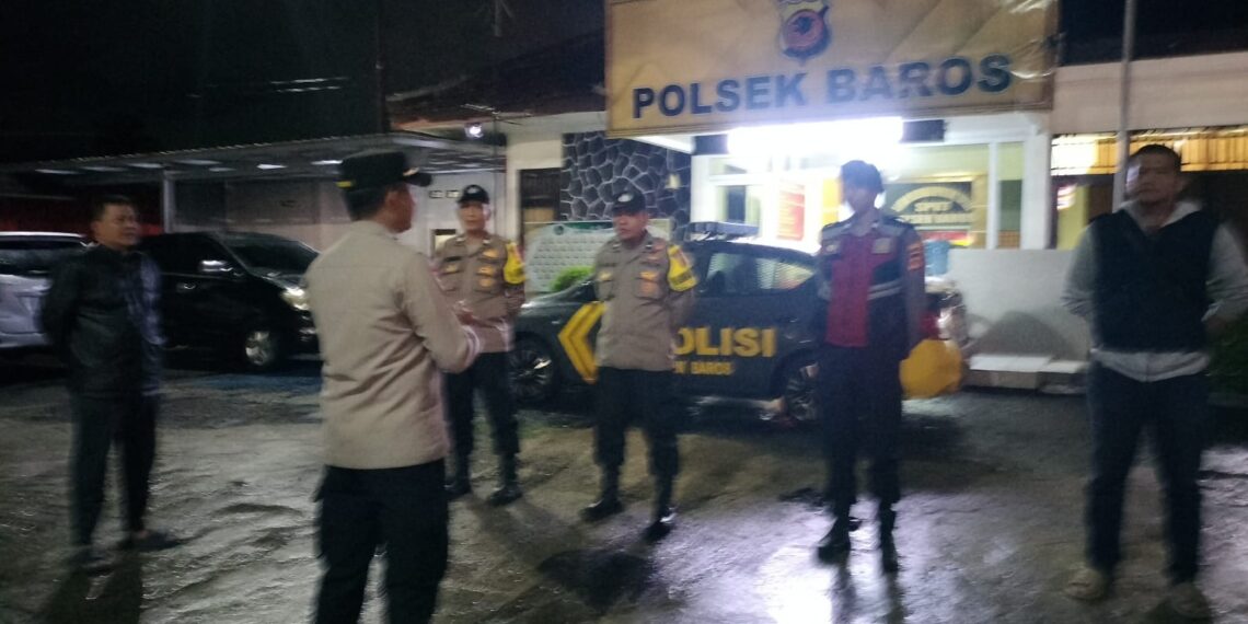 Antisipasi malam minggu, Kapolsek Baros Pimpin apel pengecekan personil