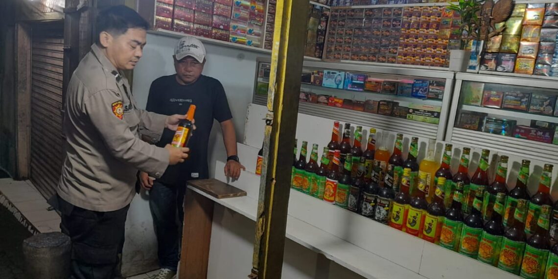 Sita 2 botol miras. Tingkatkan Harkamtibmas Kapolsek Warudoyong gencarkan Operasi Miras.