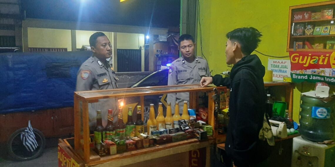 Cegah Peredaran Miras, Polsek Sukalarang Laksanakan Patroli KRYD Gencarkan Razia Miras Ke Kios Jamu