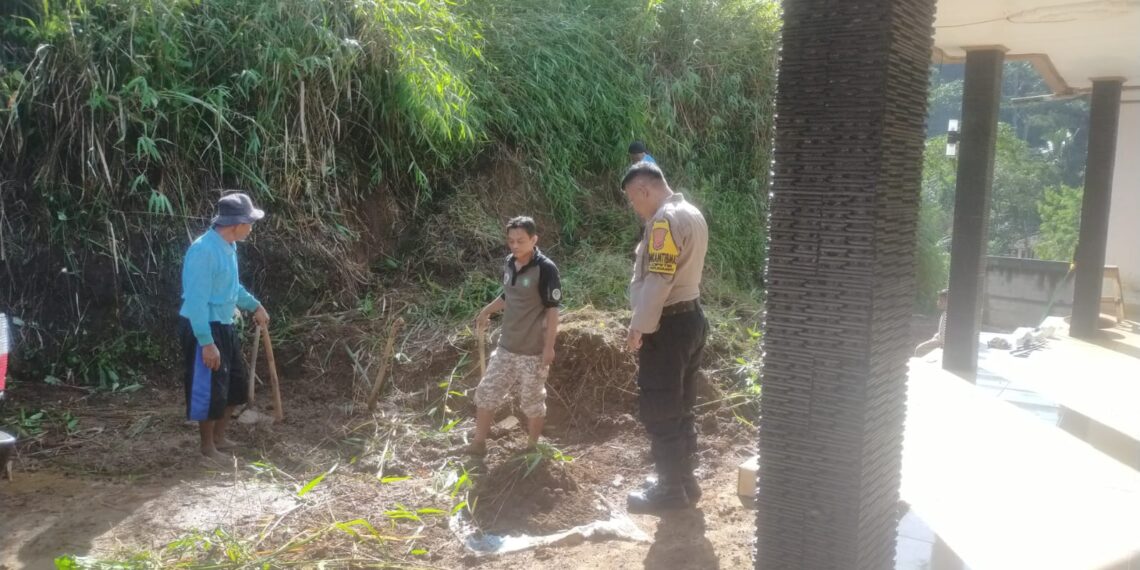 Polsek Kadudampit Polres Sukabumi Kota Kerja Bakti di Lokasi Bencana Longsor