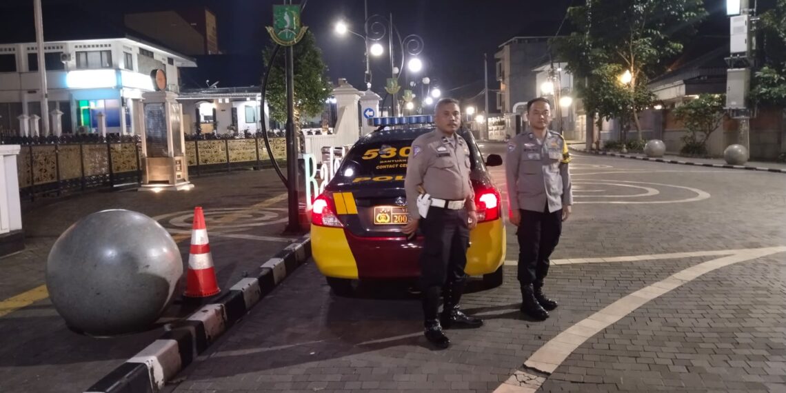 Pantau Situasi Wilayah, Polsek Cikole Laksanakan Patroli Pada Malam Hari