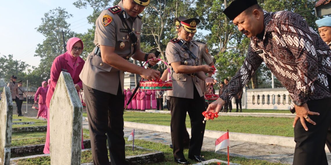 Jelang Hari Bhayangkara ke-78, Polres Sukabumi Kota Gelar Ziarah dan Tabur Bunga