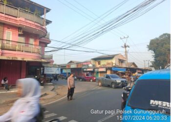 Antisipasi kemacetan pagi, anggota polsek Gunungguruh laksanakan gatur lalin pagi di simpang tiga pangleseran