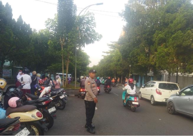 Panit Samapta Polsek Cikole Laksanakan Pengaturan Pagi