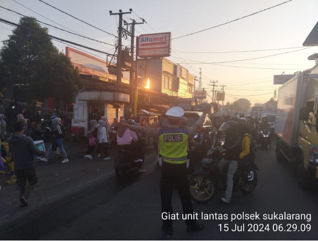 Strong Point, Unit Lantas Polsek Sukalarang Gatur Lalu Lintas Pagi Demi Kelancaran Jalan Pasca Masuk Karyawan