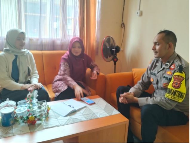 Sambang Kamtibmas, Bhabinkamtibmas Jayaraksa polsek baros ajak Staf Kelurahan Jayaraksa tingkatkan Kenyamanan dan keamanan