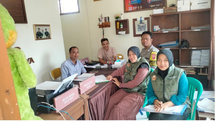 Bhabinkamtibmas Bersinergi dengan Babinsa Sambangi Warga Untuk Tingkatkan Harkamtibmas