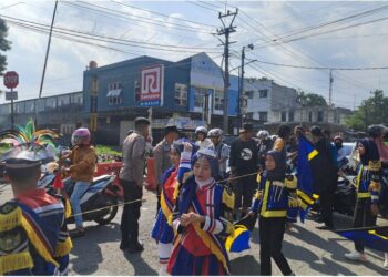 Pengawalan kegiatan lomba dan pawai Dongdang serta atraksi Drumband di wilkum Polsek Citamiang.
