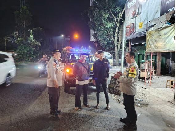Anggota Polsek Lembursitu Cegah gangguan Kamtibmas giat patroli malam hari