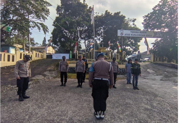 Apel Pagi dan pengecekan kelengkapan personil polsek kadudampit sebagai bentuk kedisiplinan dan kesiapsiagaan Polsek Kadudampit