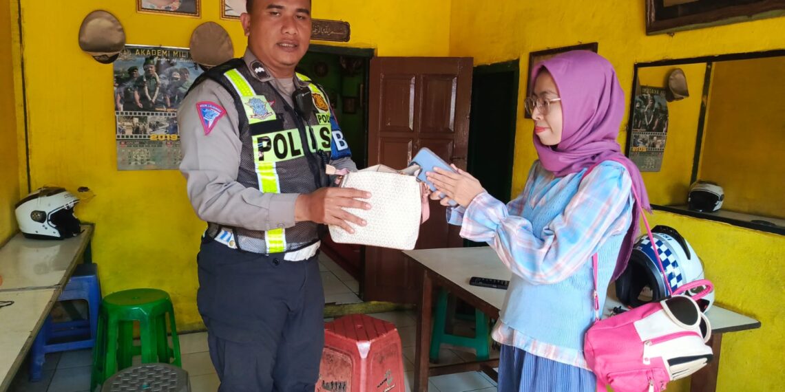 Responsif, Polisi di Sukabumi Kembalikan Tas Warga Yang Hilang