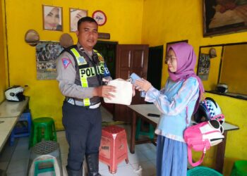 Responsif, Polisi di Sukabumi Kembalikan Tas Warga Yang Hilang