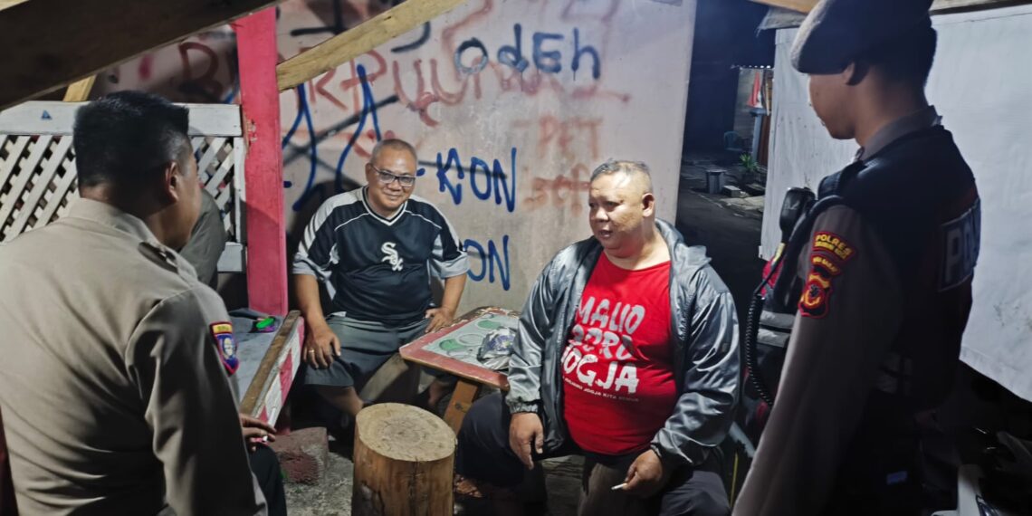 Bhabinkamtibmas Baros mengafresiasi warga Caringin jaga Harkamtibmas aktifkan Poskamling