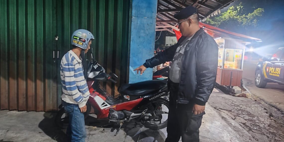 Polsek Kebonpedes Patroli Dialogis Antisipasi Gangguan kamtibmas Di Perkampungan