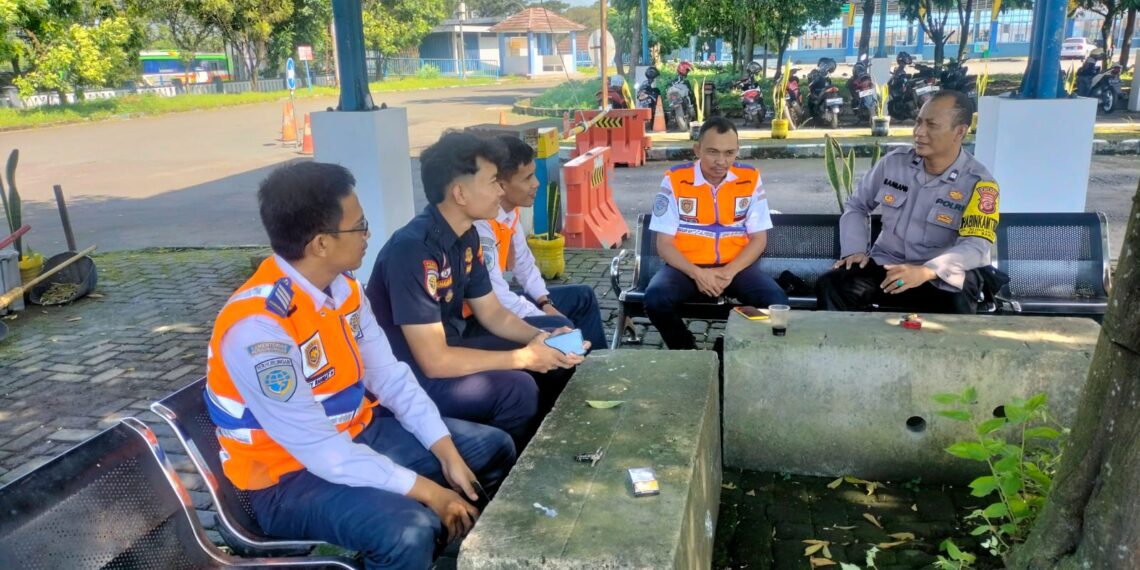 Efisienkan kemitraan kamtibmas. Bhabinkamtibmas sambangi terminal KH. Ahmad Sanusi Tingkatan Harkamtibmas