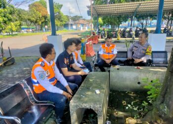 Efisienkan kemitraan kamtibmas. Bhabinkamtibmas sambangi terminal KH. Ahmad Sanusi Tingkatan Harkamtibmas