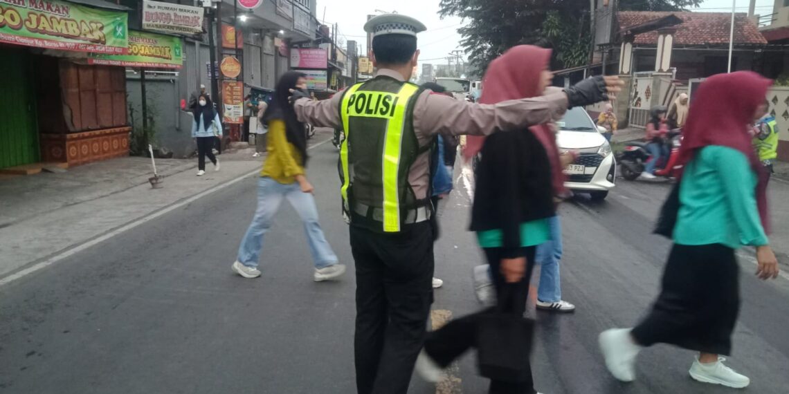 Antisipasi Kemacetan Pagi, Unit Lantas Polsek Sukalarang Melaksanakan Gatur Lalin Saat Jam Masuk Karyawan