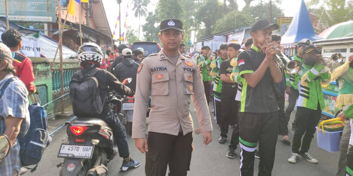 Personil Polsek Kadudampit Melaksanakan Pengamanan Giat Pawai Karnaval dalam rangka Kenaikan Kelas dan Perpisahan di wilkum polsek kadudampit.