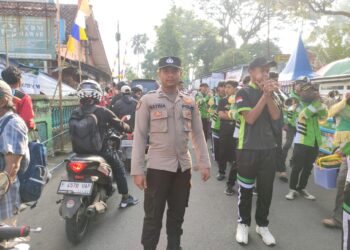 Personil Polsek Kadudampit Melaksanakan Pengamanan Giat Pawai Karnaval dalam rangka  Kenaikan Kelas dan Perpisahan di wilkum polsek kadudampit.