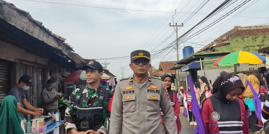 Personil Polsek Kadudampit Melaksanakan Pengamanan Giat Pawai Karnaval dalam rangka  Kenaikan Kelas dan Perpisahan di wilkum polsek kadudampit.