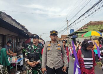 Personil Polsek Kadudampit Melaksanakan Pengamanan Giat Pawai Karnaval dalam rangka Kenaikan Kelas dan Perpisahan di wilkum polsek kadudampit.