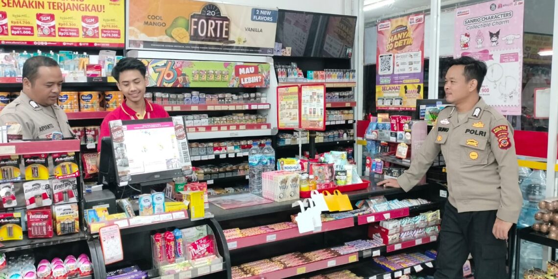 Polsek Sukalarang Patroli Toko Minimarket dan Dialogis dengan Masyarakat