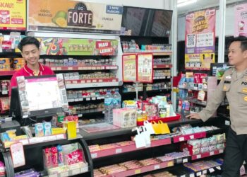 Polsek Sukalarang Patroli Toko Minimarket dan Dialogis dengan Masyarakat