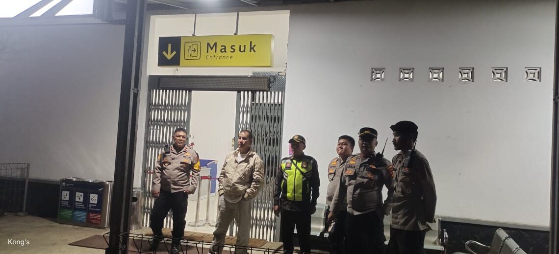 Kapolsek Cireunghas Pimpin Patroli Kontrol Stasiun Kereta Api Cegah Aksi Kriminalitas