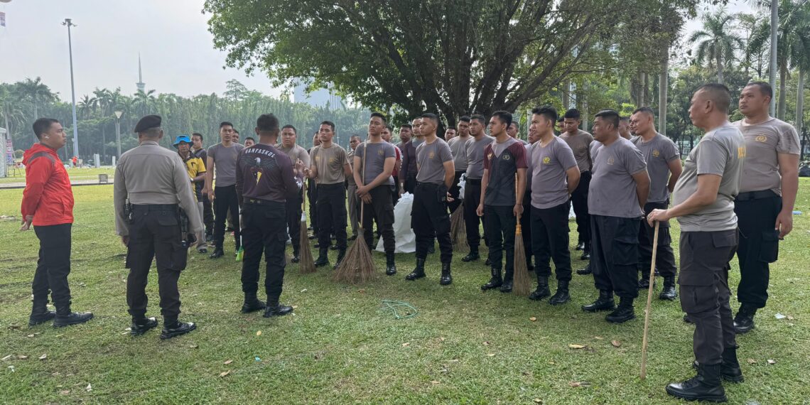 Polri Lakukan Bersih-bersih Usai Pesta Rakyat di Monas