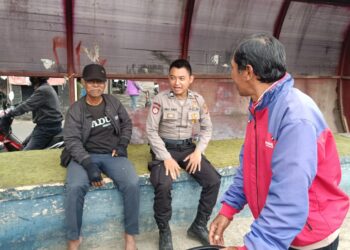 Berdialog Dengan Warga, Unit Samapta Polsek Cisaat Dialogis Berikan Himbauan Kamtibmas