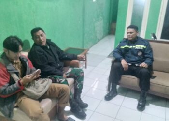 Sinergitas TNI-POLRI, Bhabinkamtibmas dan Babinsa Sambangi perangkat Desa Warnasari Kecamatan Sukabumi