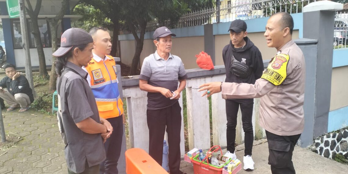 Sambang Kamtibmas, Bhabinkamtibmas Sudajayahilir pantau situasi terminal dalam tingkatkan Kenyamanan dan keamanan