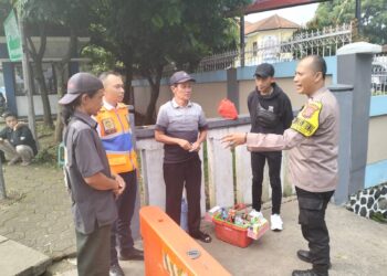 Sambang Kamtibmas, Bhabinkamtibmas Sudajayahilir pantau situasi terminal dalam tingkatkan Kenyamanan dan keamanan