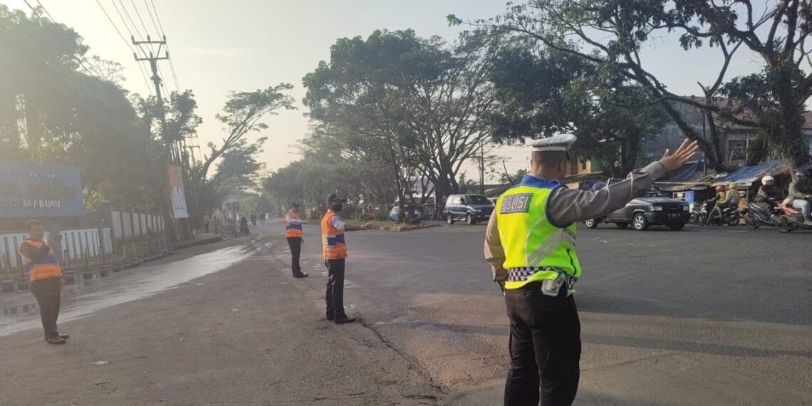 Gatur Lalin Pagi, Bentuk Pelayanan Personil Polsek Baros Kepada Masyarakat.