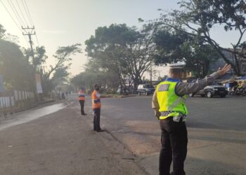 Gatur Lalin Pagi, Bentuk Pelayanan Personil Polsek Baros Kepada Masyarakat.