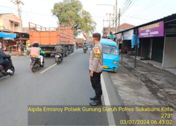 Antisipasi kemacetan pagi, anggota polsek Gunungguruh laksanakan gatur lalin pagi di simpang Tiga Pangleseran