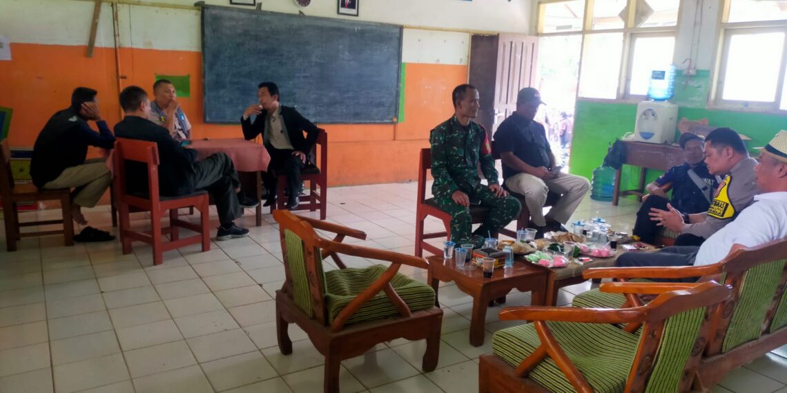 Sinergitas TNI – Polri, Bhabinkamtibmas dan Babinsa Desa Margaluyu Sambangi Warga
