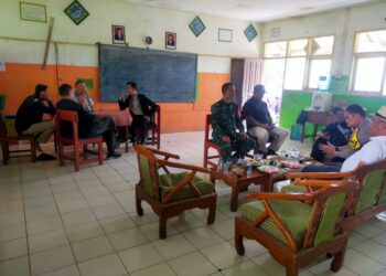 Sinergitas TNI – Polri, Bhabinkamtibmas dan Babinsa Desa Margaluyu Sambangi Warga