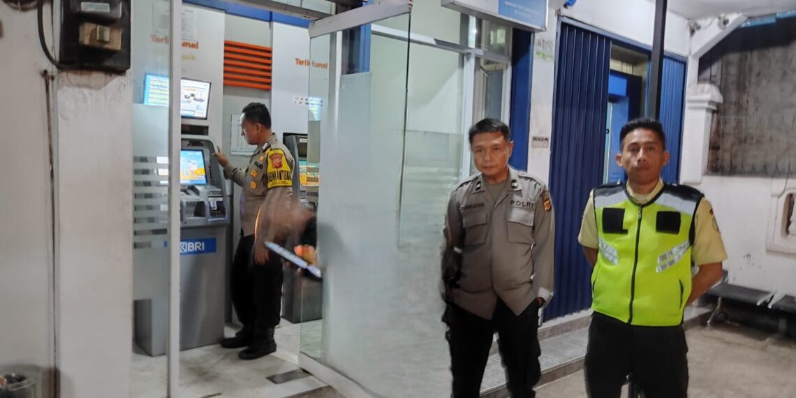 Polsek Sukalarang Patroli Malam Hari Kontrol ATM BRI Cegah Kejahatan Perbankan