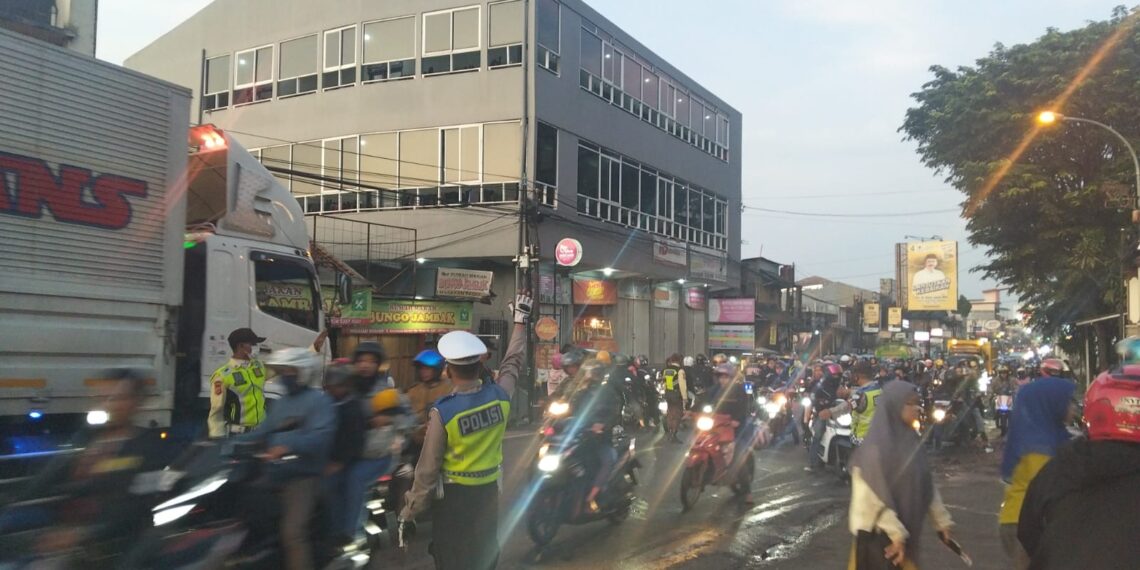 Antisipasi Kemacetan Pagi, Unit Lantas Polsek Sukalarang Melaksanakan Gatur Lalin Saat Jam Masuk Karyawan