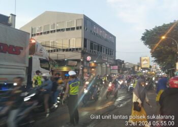 Antisipasi Kemacetan Pagi, Unit Lantas Polsek Sukalarang Melaksanakan Gatur Lalin Saat Jam Masuk Karyawan