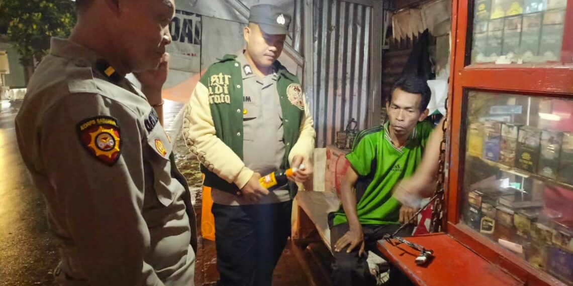 Sita 2 botol miras. Tingkatkan Harkamtibmas Kapolsek Warudoyong gencarkan Operasi Miras.