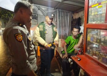 Sita 2 botol miras. Tingkatkan Harkamtibmas Kapolsek Warudoyong gencarkan Operasi Miras.