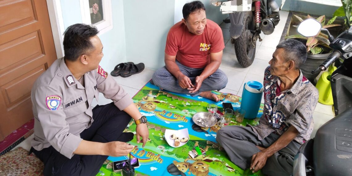 Bhabinkamtibmas Polsek Cikole Laksanakan Sambang Dengan Ketua RW