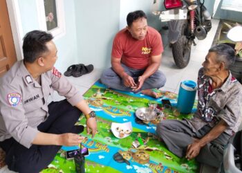 Bhabinkamtibmas Polsek Cikole Laksanakan Sambang Dengan Ketua RW